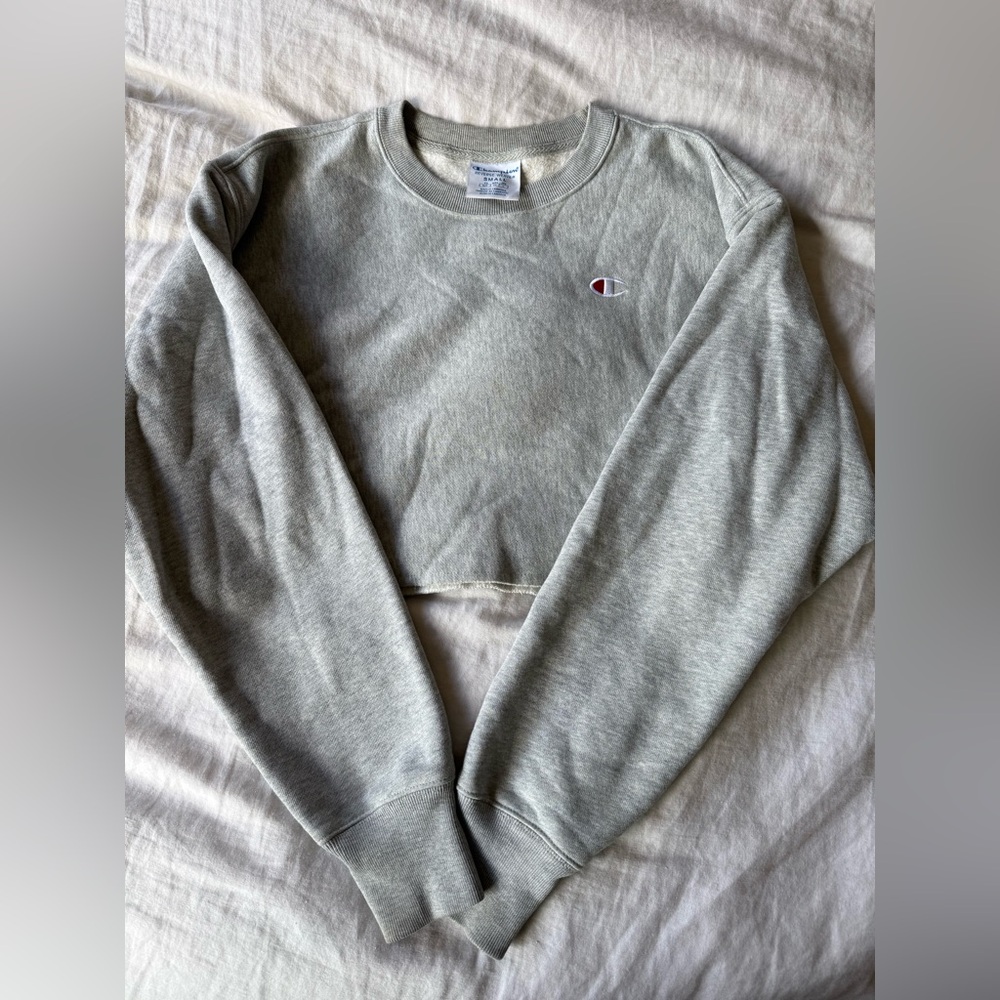 Champion grey cropped crew neck sweatshirt size sm. Super cute! Great condition